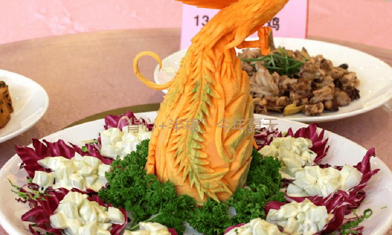 “背心+半裙”今年夏天爆火！这样穿时髦又减龄